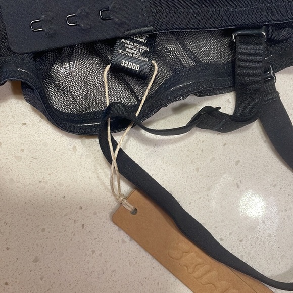 SOLD Skims ultra fine mesh bra 32ddd - Picture 4 of 4